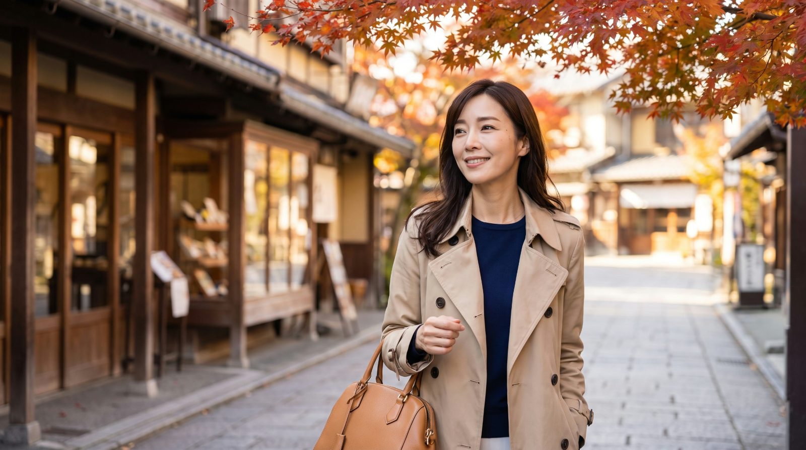 並木道を軽やかに歩く50代の女性